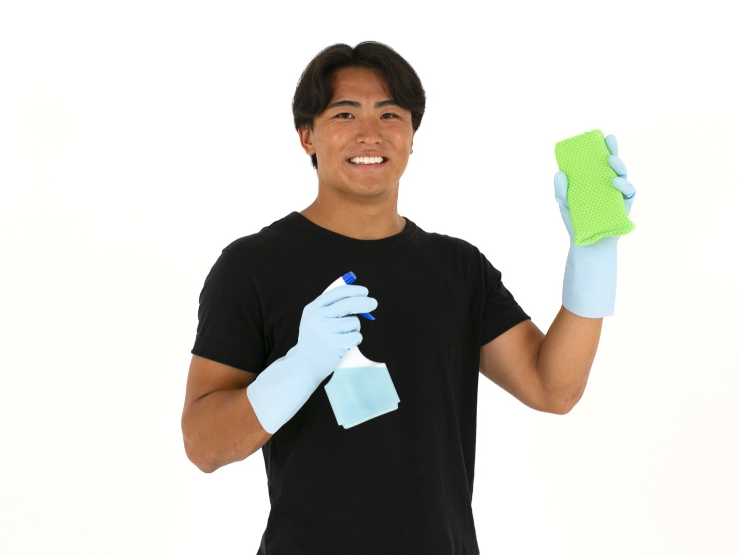 笑顔で清掃道具を手にするSANIS WORKSのスタッフ